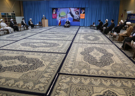 تبیین ماهیت دشمن در کنار تبیین دستاوردهای انقلاب مدنظر روحانیت باشد