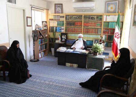 دلجویی امام جمعه یزد از دختر شهید آمر به معروف