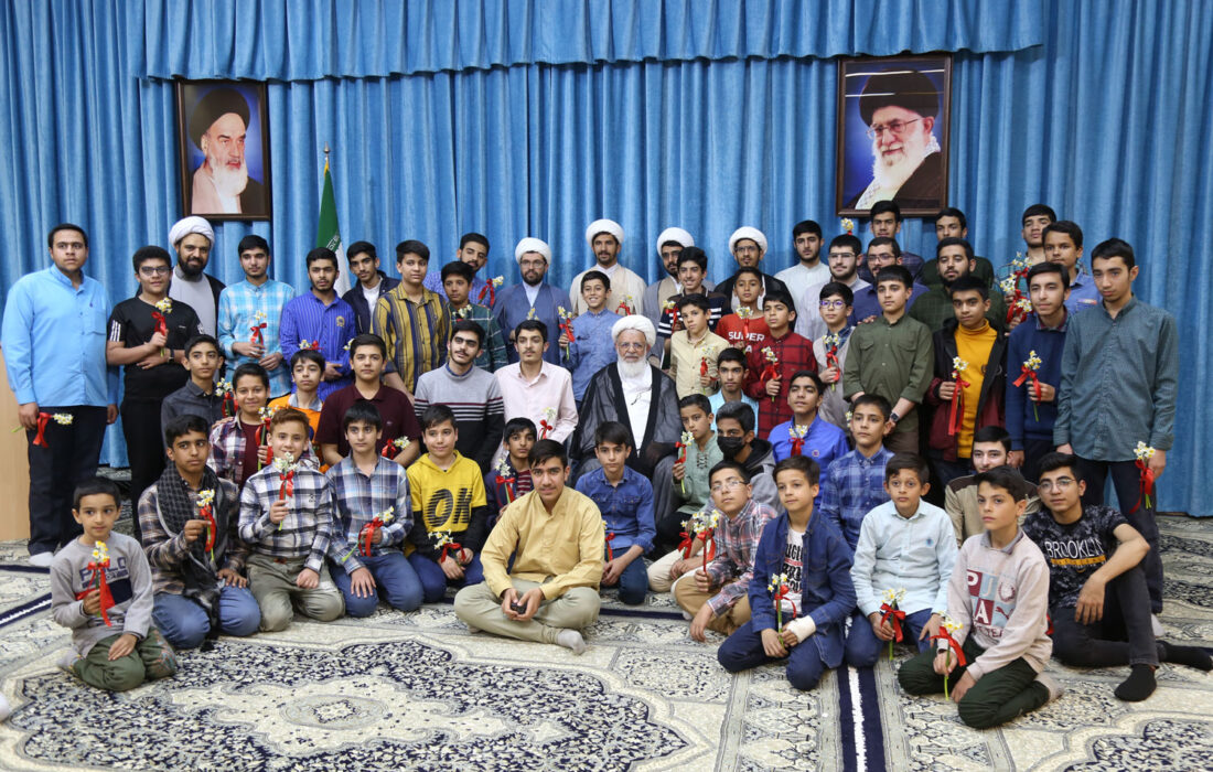 جشن میلاد امام زمان(عج) با حضور جمعی از دانش آموزان برگزار شد