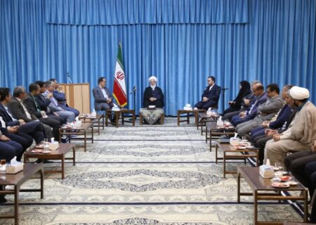 جایگاه والای معلم در جامعه مورد توجه باشد