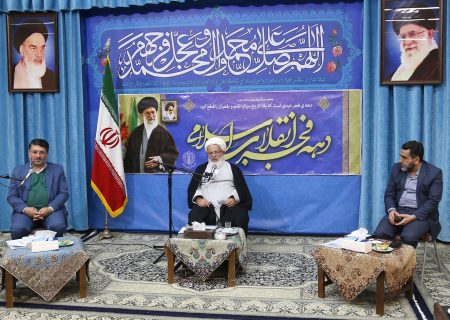 رفتار و منش امام خمینی(ره) و فداکاری‌های مردم، در جشن‌های انقلاب تبیین شود