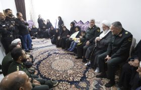 حضور حضرت آیت الله محمدرضا ناصری در منزل شهید هادی زارع باغبیدی از شهدای حادثه تروریستی تفتان