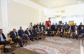 حضور امام جمعه یزد در منزل برادر شهید اسلامی و دیدار با پیشکسوتان اصناف و بازاریان