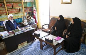 اهدا طلا توسط طلاب حوزه علمیه امام حسین (ع) به نماینده ولی فقیه در استان برای کمک به جبهه مقاومت