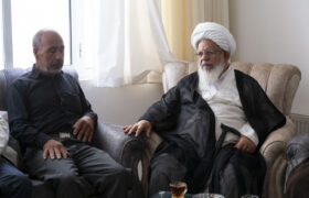 دیدار امام جمعه یزد با خانواده شهید پاسدار رحیمی از شهدای تجاوز اسرائیل به یزد