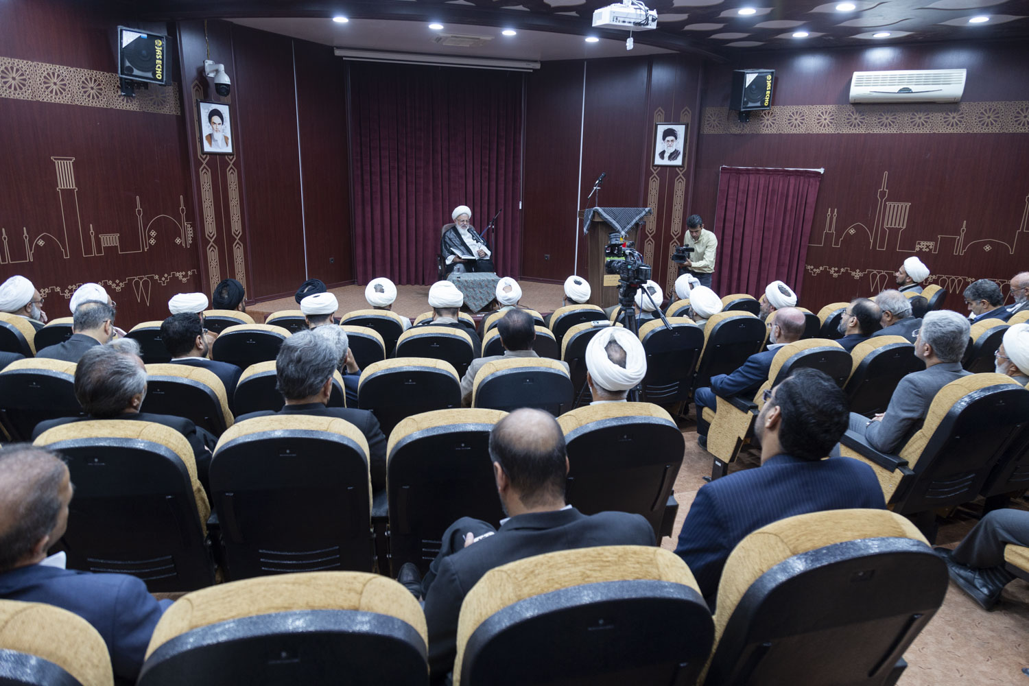 جلسه تفسیر قرآن کریم توسط آیت الله ناصری به میزبانی حفظ آثار و ارزش های دفاع مقدس