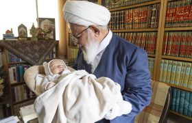 نجوای اذان و اقامه در گوش نوزاد