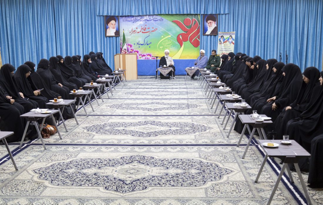 تأکید امام جمعه یزد بر الگوبرداری از سیره فاطمی/ تربیت نسل آینده رسالت اصلی بانوان است