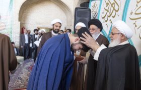 حضور آیت الله ناصری در بین معتکفین در مسجد ملااسماعیل و مراسم عمامه گذاری