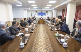 دیدار و گفتگوی صمیمانه جمعی از کسبه بازار با امام جمعه یزد